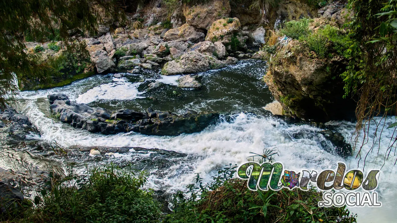 Fuerza Natural: Rápidos y Rocas en el Balneario Apotla, Morelos